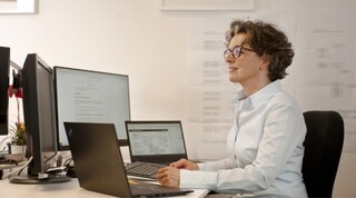 Regulatory Affairs Managerin am Rechner als Teaser zur Leistungseite Regulatory Affairs